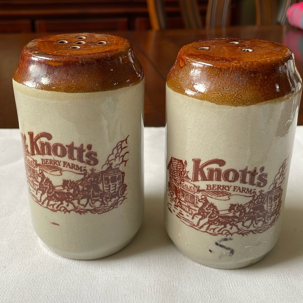 VTG 1970’s Knott’s Berry Farm Brown and Cream Ceramic salt & pepper shakers